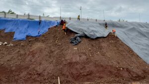 Proteksi Lereng dengan Penguatan Geotextile di Gerbang Tol Kalikangkung