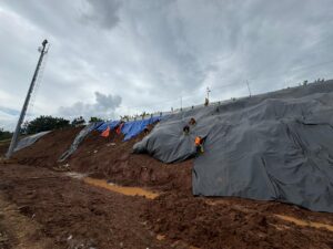 Proteksi Lereng dengan Penguatan Geotextile di Gerbang Tol Kalikangkung