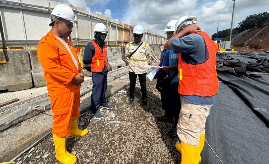 Proteksi Lereng dengan Penguatan Geotextile di Gerbang Tol Kalikangkung